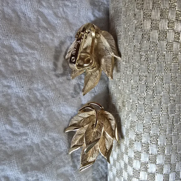 Gold Necklace and Silver Clutch Set - Picture 4 of 4